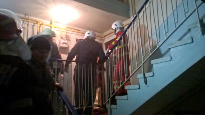 Alertă în Dâmboviţa! Locatarii unui bloc din Titu, evacuaţi după un incendiu la un apartament