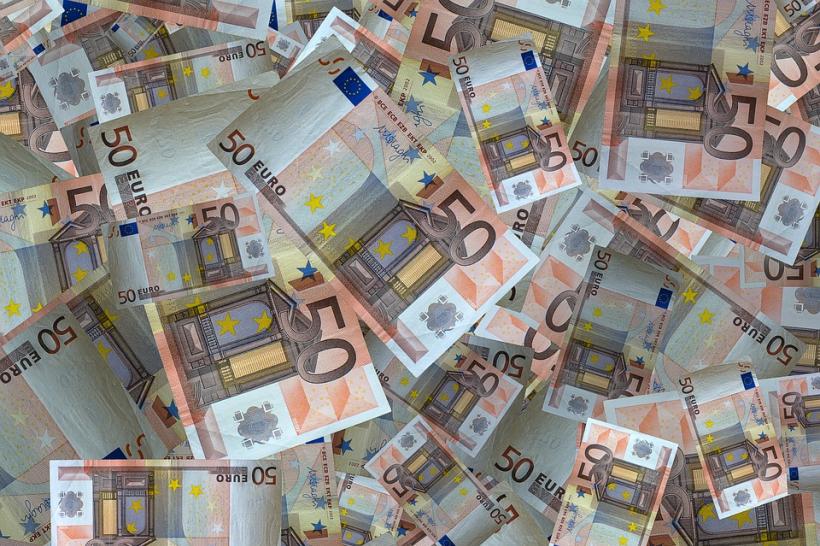Șoferul unui autobuz a descoperit 16.000 de euro într-o geantă uitată sub o banchetă