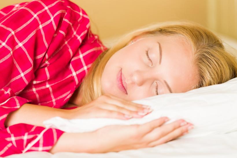 Şapte schimbări pe care trebuie să le faci pentru un somn mai bun noaptea