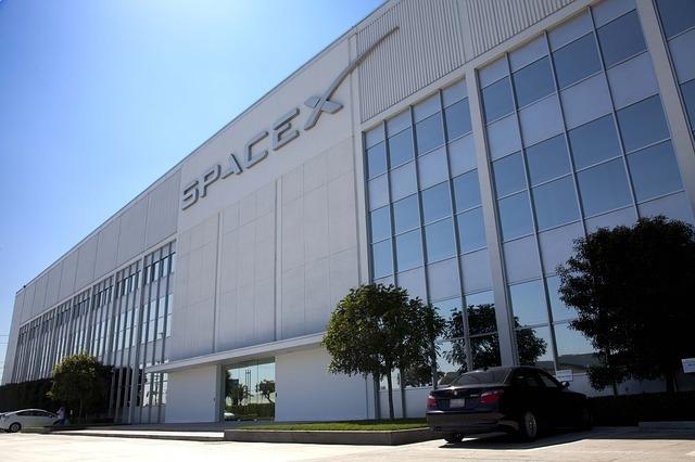SpaceX anunţă primul său client pentru o călătorie în jurul Lunii