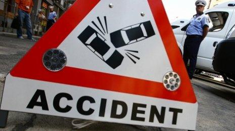 Accident rutier cu trei victime în urma unei tamponări dintre un autocamion şi un autoturism, pe DN15