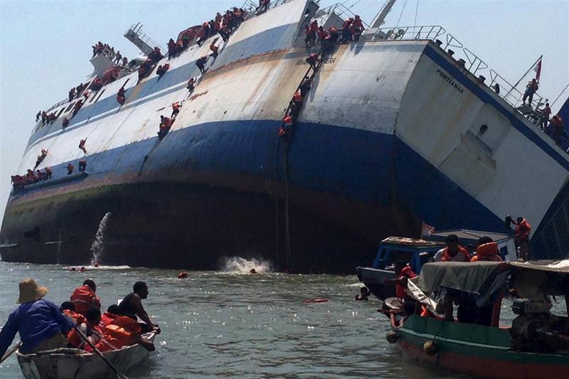 Indonezia: Cel puţin 10 morţi după scufundarea unui feribot