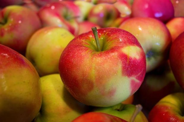 Un supermarket a fost sancţionat în Cuba pentru că a vândut 15 000 de mere unui singur client
