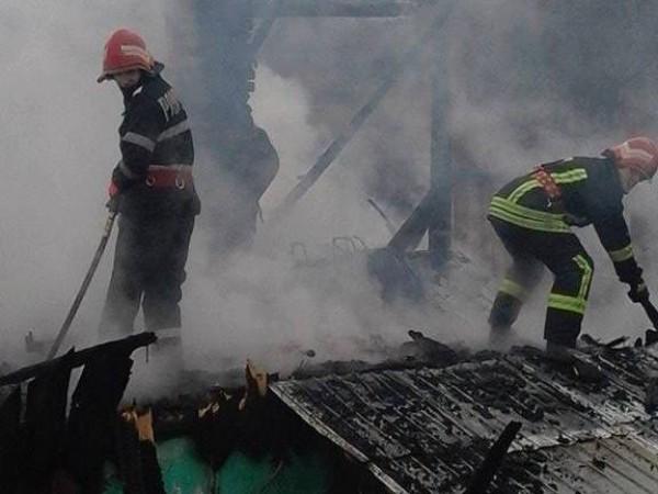 Alertă în Caraş-Severin! Două gospodării din satul Poiana au fost cuprinse de flăcări