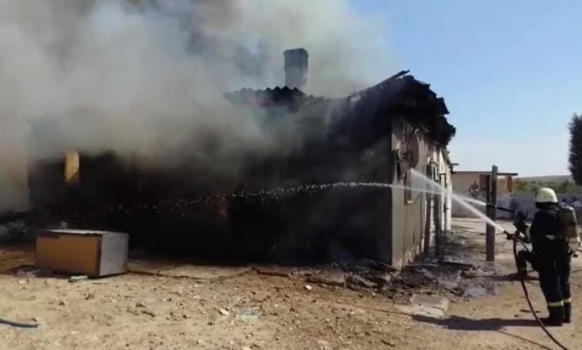 Incendiu devastator la o casă din Constanţa. Focul s-a extins la alte două imobile