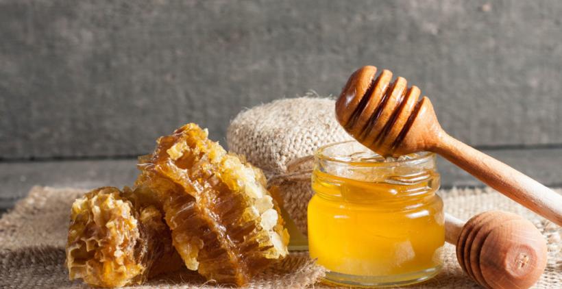 Top 5 beneficii ale consumului de miere în sezonul rece