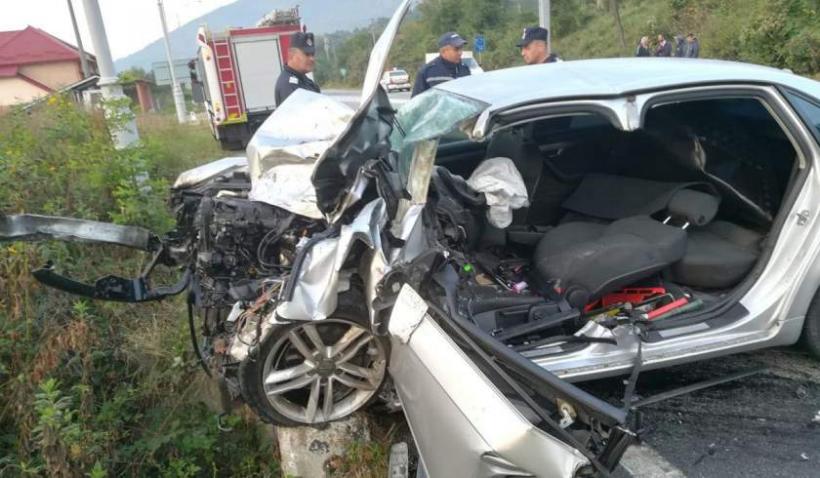 Tragedie din cauza unui smartphone. O şoferiţă de 33 de ani a intrat cu mașina pe contrasens într-un TIR. A murit pe loc