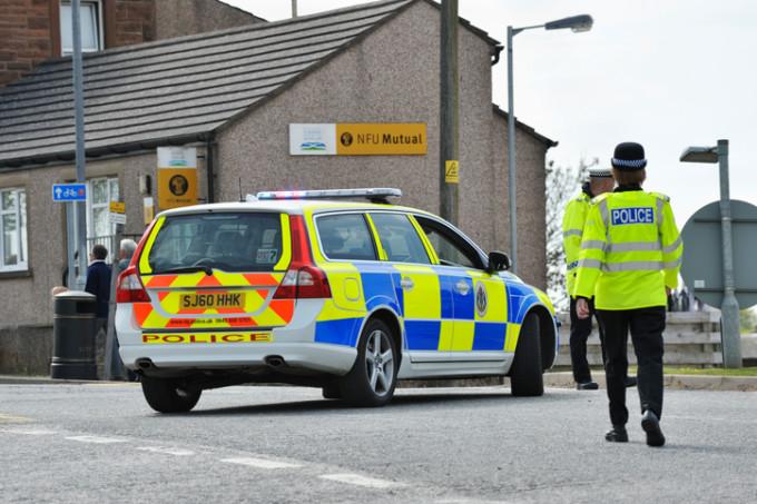 Două persoane, transportate la spital după ce o maşină a lovit pietoni în faţa unei moschei la Londra
