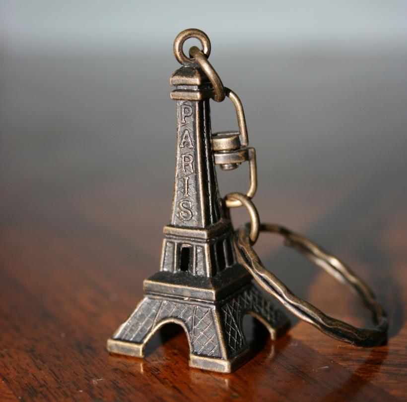 Poliţia franceză a confiscat 20 de tone de brelocuri cu Turnul Eiffel