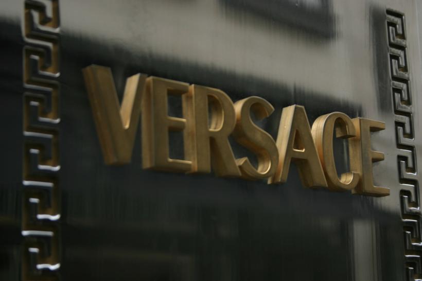 Casa de modă Versace va fi vândută