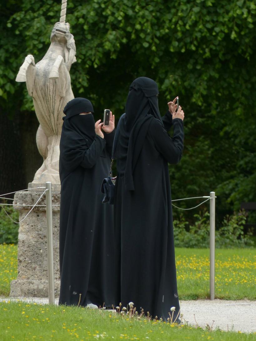 Fără burqa în spaţiul public