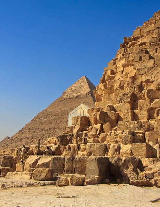 Ruinele unei „clădiri antice imense”, descoperite la sud de Cairo