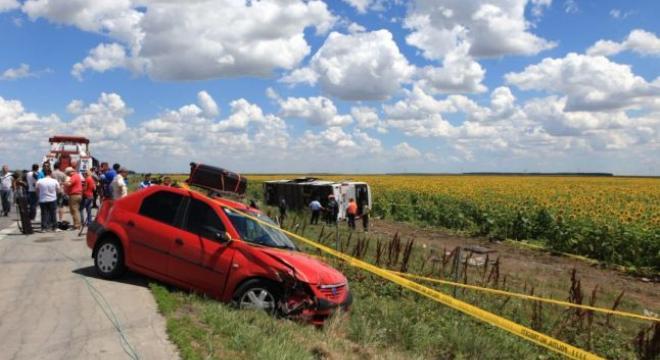 Accident grav în Argeş: Şapte răniţi în urma coliziunii între un microbuz şi un autoturism