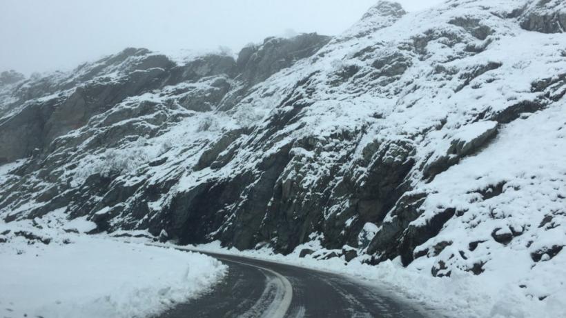 Circulaţie rutieră se desfăşoară în condiţii de iarnă pe Transfăgărăşan. Stratul de zăpadă are 10 centimetri 