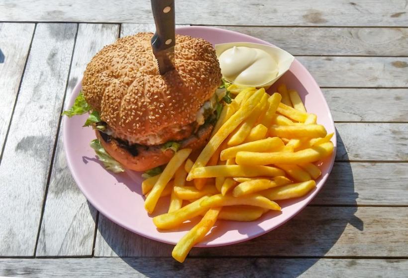 Mâncarea de tip fast food creşte predispoziţia la depresie (studiu)