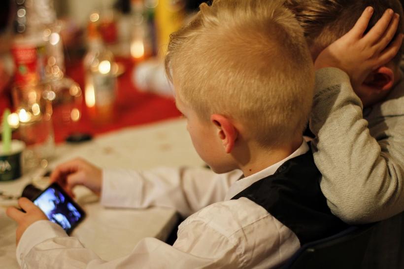 Abilităţile cognitive la copii, influenţate de timpul petrecut în faţa ecranului
