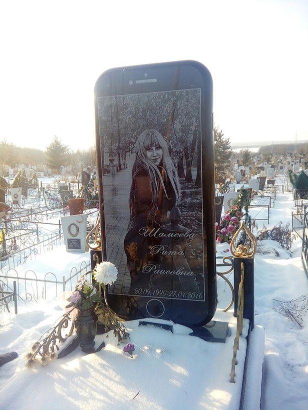 iPhone pe post de piatră de mormânt