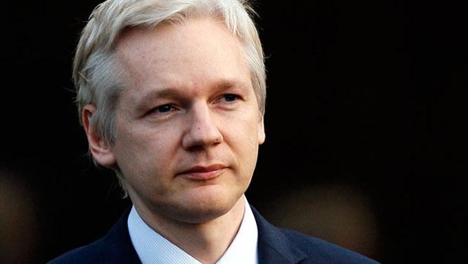 Julian Assange renunţă la conducerea WikiLeaks