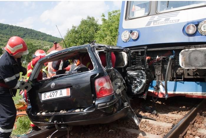 O maşină a fost lovită de tren la Târgu Mureş. Şoferul a depăşit coloana staţionată la o trecere cu calea ferată