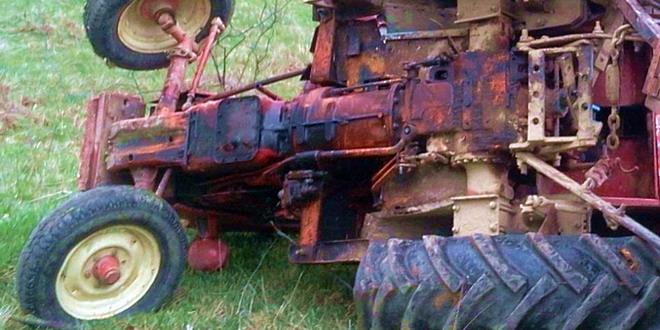 Un bărbat din Alba şi-a pierdut viaţa, după ce a fost prins sub un tractor răsturnat