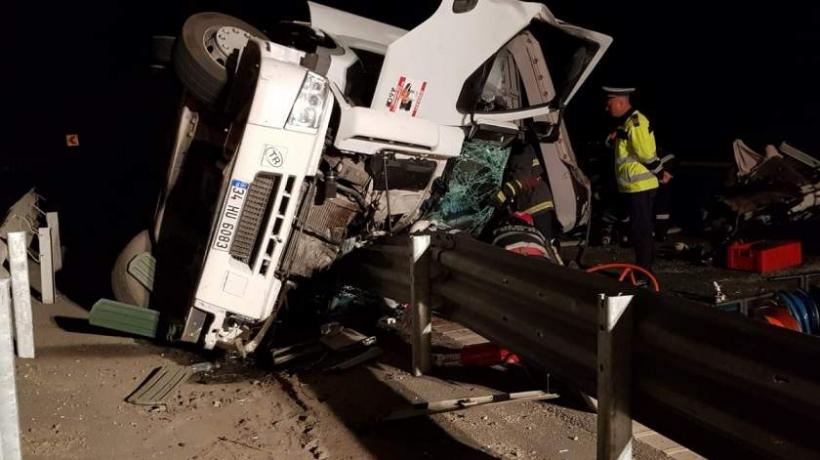Tragedie în Arad. Un şofer de TIR a murit strivit în cabină
