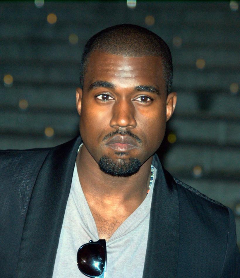 Kanye West își schimbă numele de scenă