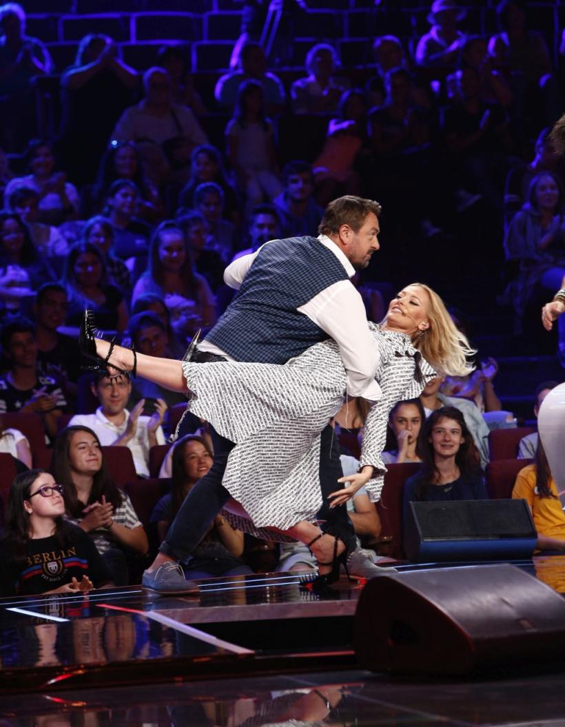 Horia Brenciu îi dă lecții de dans lui Vlad Drăgulin, pe scena X Factor:  ”Uită-te aici și învață”