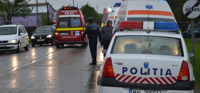 Un microbuz plin cu elevi s-a răsturnat în Hunedoara. Mai mulţi copii au ajuns la spital