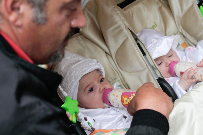 Românii, cei mai dispuşi din UE să trăiască alături de părinţi şi bunici