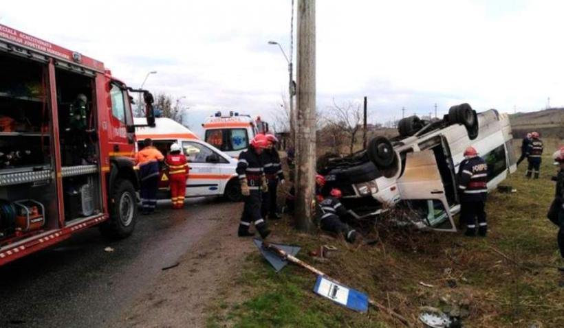 Accident TERIBIL în Vaslui. Un microbuz plin cu călători s-a răsturnat. Un mort şi 12 răniţi