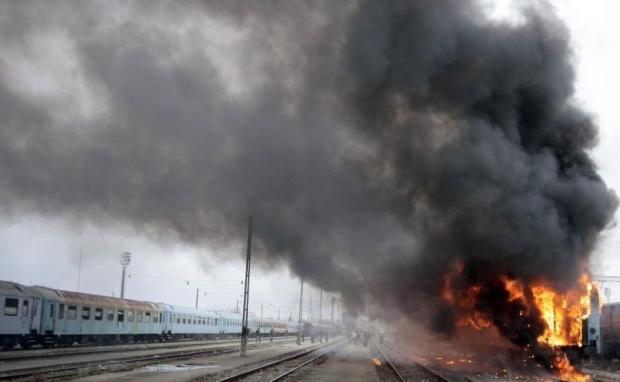 Alertă în Vrancea! Un vagon încărcat cu cărbuni a luat foc în gara Gugeşti