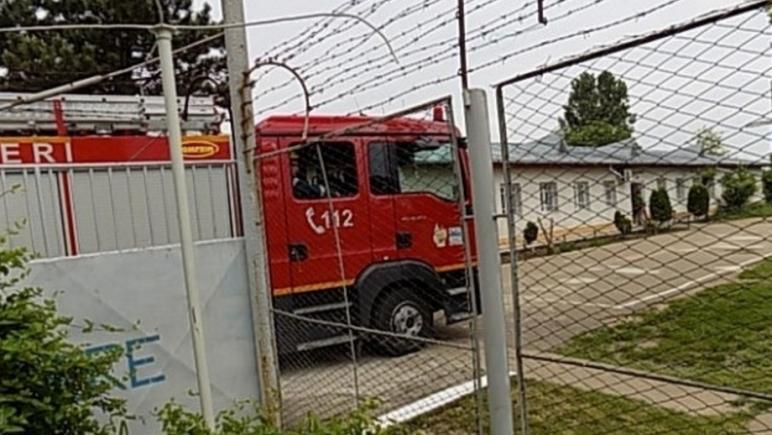 Incendiu într-o celulă a Penitenciarului Oradea! Doi deţinuţi şi doi angajaţi, intoxicaţi cu fum 