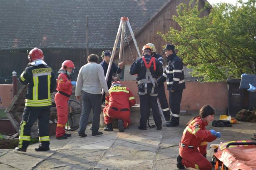 Incredibil! O femeie din Vâlcea a fost scoasă de pompieri dintr-o fântănă în care căzuse de două zile