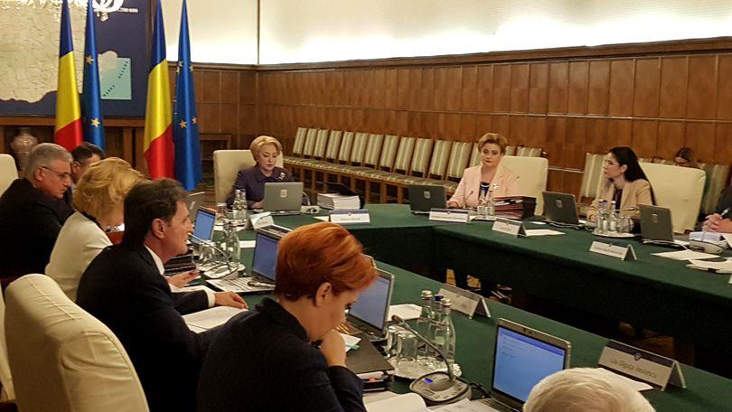 Executivul va aproba modificări la normele de aplicare la Legea privind regimul liberei circulaţii a cetăţenilor români în străinătate