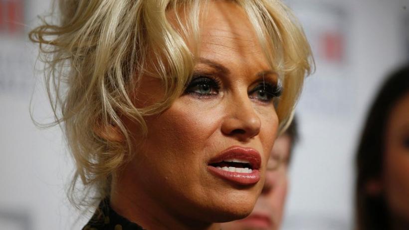 Pamela Anderson, închisă într-o cușcă, pentru a denunța suferințele la care sunt supuse animalele