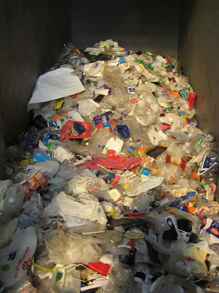 Parlamentul European votează pentru interzicerea obiectelor din plastic de unică folosință din 2021