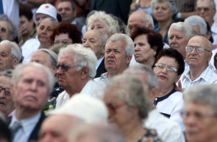 Zeci de pensionari protestează în faţa Guvernului