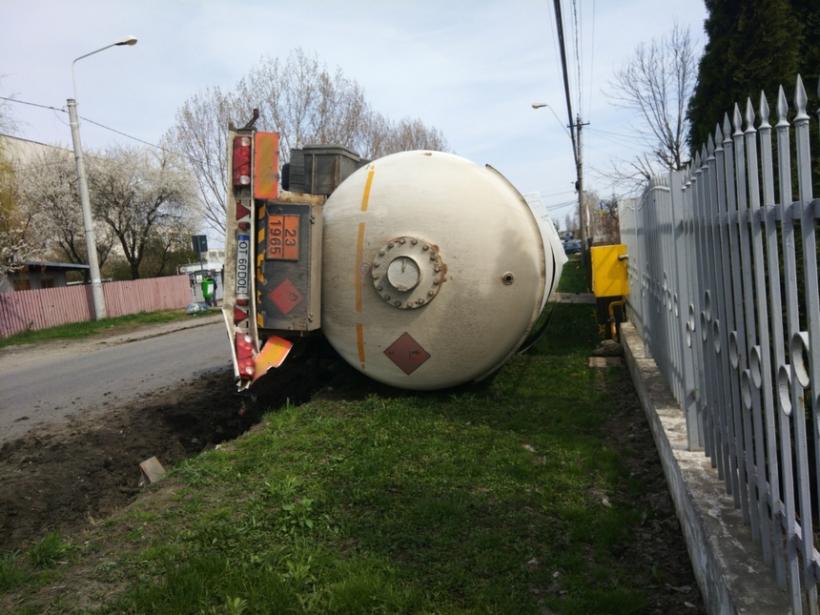 Accident teribil în Maramureş: Un camion încărcat cu butelii cu butan s-a răsturnat pe DJ 197