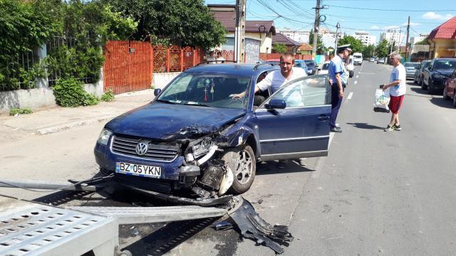 Un tânăr aflat băut la volan a avariat şapte maşini parcate pe o stradă din Buzău