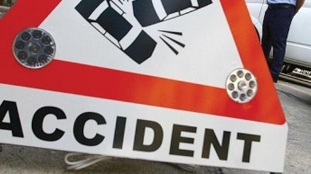 Accident în Vrancea: Trei persoane au fost rănite în urma coliziunii dintre două autoutilitare şi un tractor 