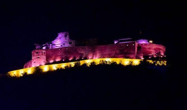 Cetatea Deva iluminată în roz, în semn de solidaritate cu lupta împotriva cancerului la sân
