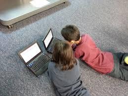 Copiii care petrec multe ore în fața calculatorului sunt predispuși la consumul de alimente de tip fast food