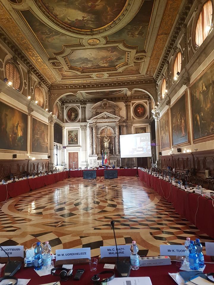 Comisia de la Veneţia: Reforma codurilor slăbeşte lupta împotriva corupţiei 