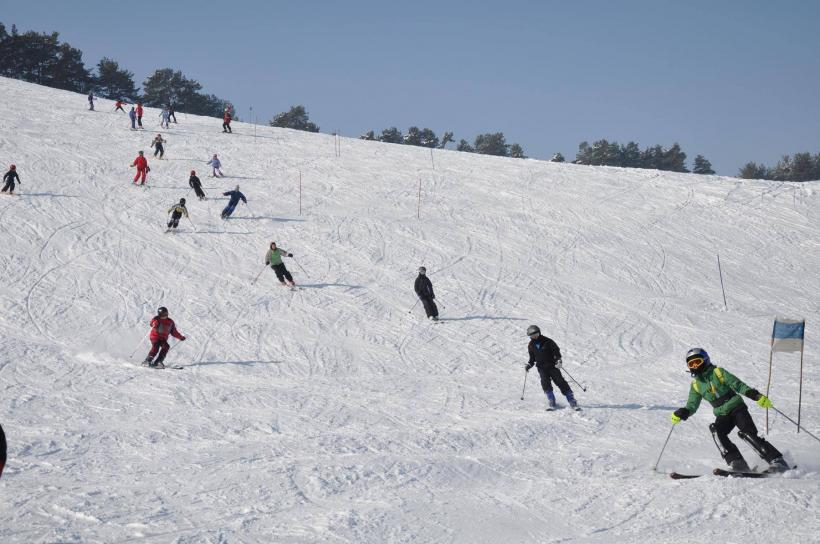 O pârtie schi de 800 de metri va fi deschisă, în noiembrie, la Vârful lui Roman