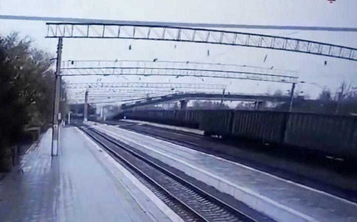 VIDEO. Un pod, care trecea peste calea ferată transsiberiană, s-a prăbușit când un camion se afla pe el