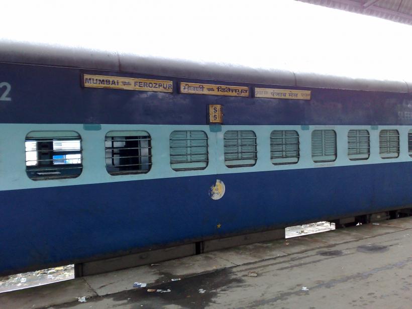 Zeci de persoane și-au pierdut viața într-un accident de tren în nordul Indiei