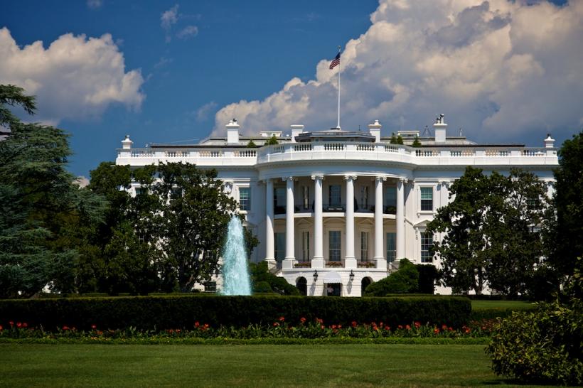 Casa Albă condamnă tentativele de atacuri cu dispozitive explozive către Barack Obama și Hillary Clinton