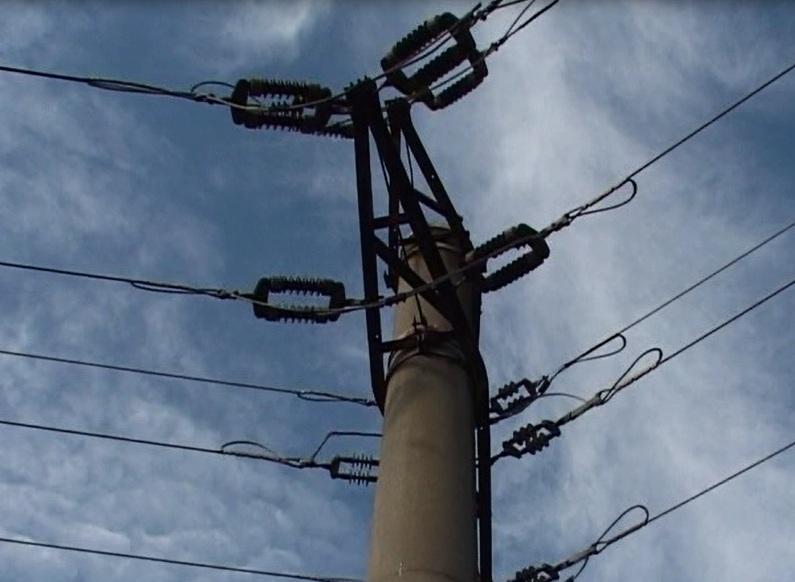 Mai multe localităţi din Neamţ nu sunt alimentate cu energie electrică din cauza vântului puternic