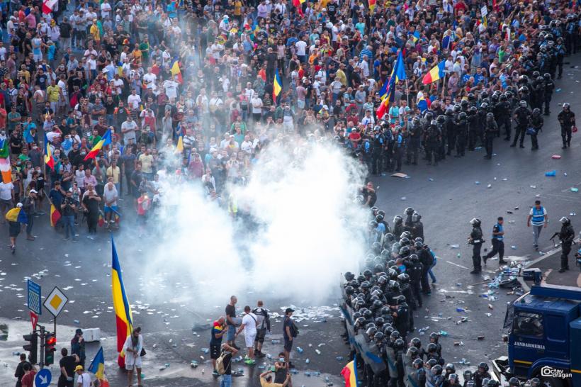 Şapte protestatari acuzaţi că au lovit jandarmi la mitingul din 10 august, arestaţi preventiv