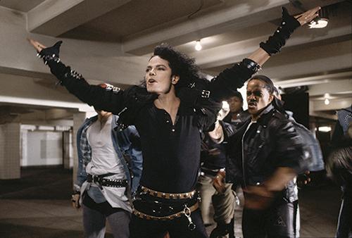 Jacheta purtată de Michael Jackson în turneul &quot;Bad&quot;, estimată la 100.000 de dolari, scoasă la licitaţie